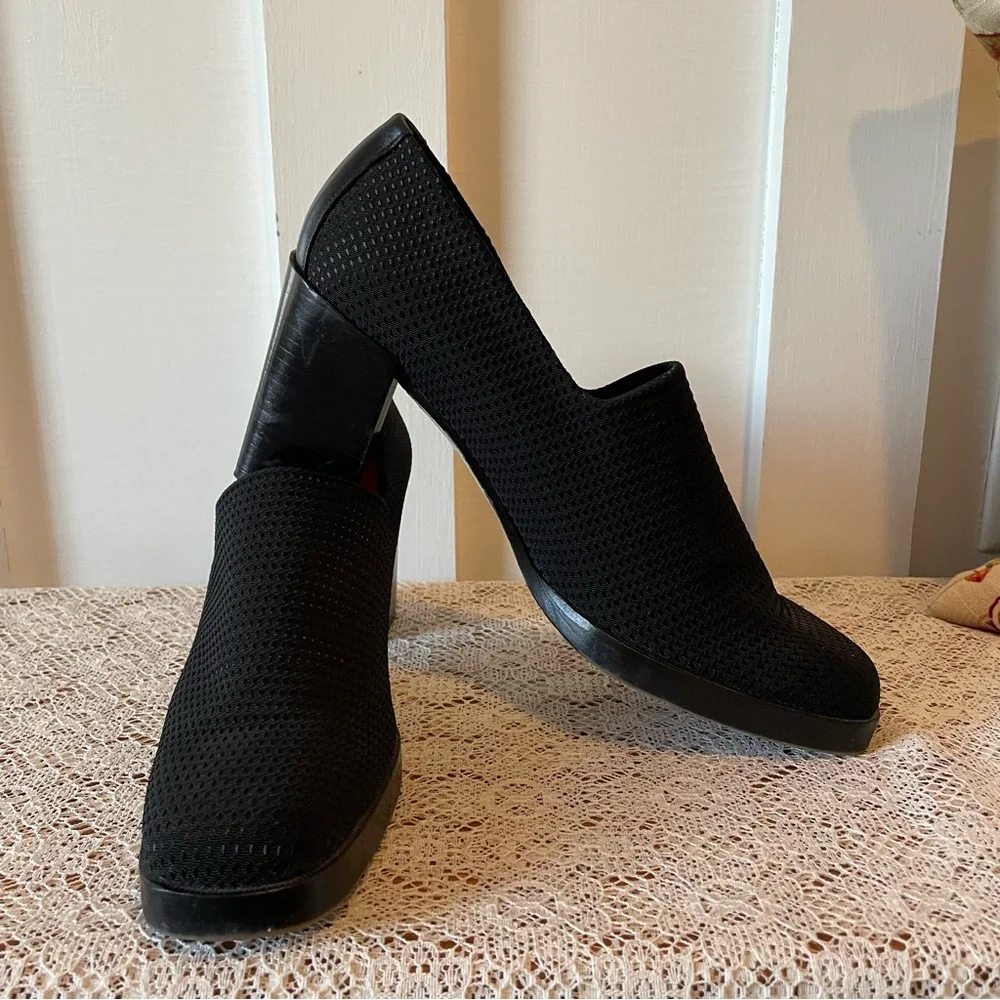 Donald Pliner Black Slip On Stacked Block Heels Shoes 9.5 NARROW